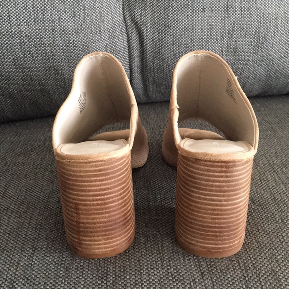 Kenneth Cole perforated Mules beige suede 8.5 - Picture 3 of 5